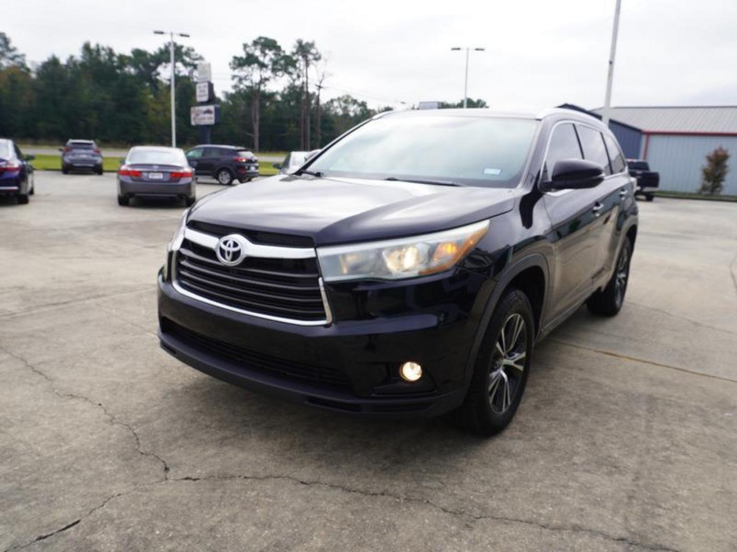 2016 Midnight Black Metallic /Black Toyota Highlander FWD 4dr V6 XLE (Natl) (5TDKKRFH0GS) , Automatic transmission, located at 6904 Johnston St., Lafayette, LA, 70503, (337) 988-1960, 30.143589, -92.100601 - Photo#4