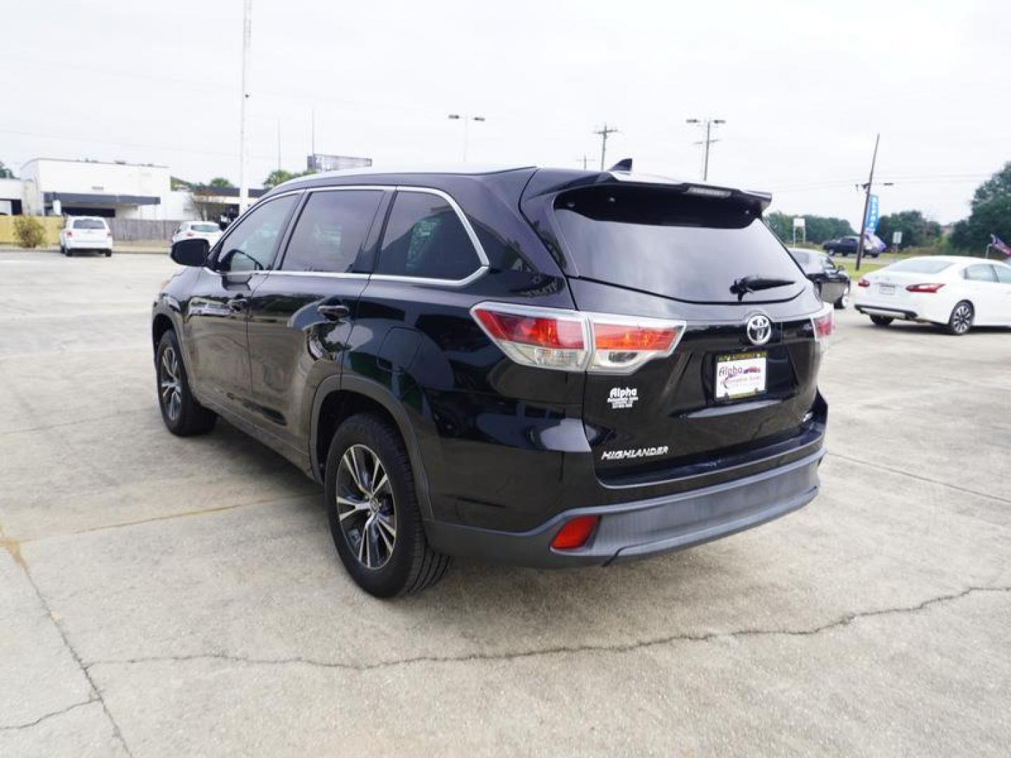 2016 Midnight Black Metallic /Black Toyota Highlander FWD 4dr V6 XLE (Natl) (5TDKKRFH0GS) , Automatic transmission, located at 6904 Johnston St., Lafayette, LA, 70503, (337) 988-1960, 30.143589, -92.100601 - Photo#7