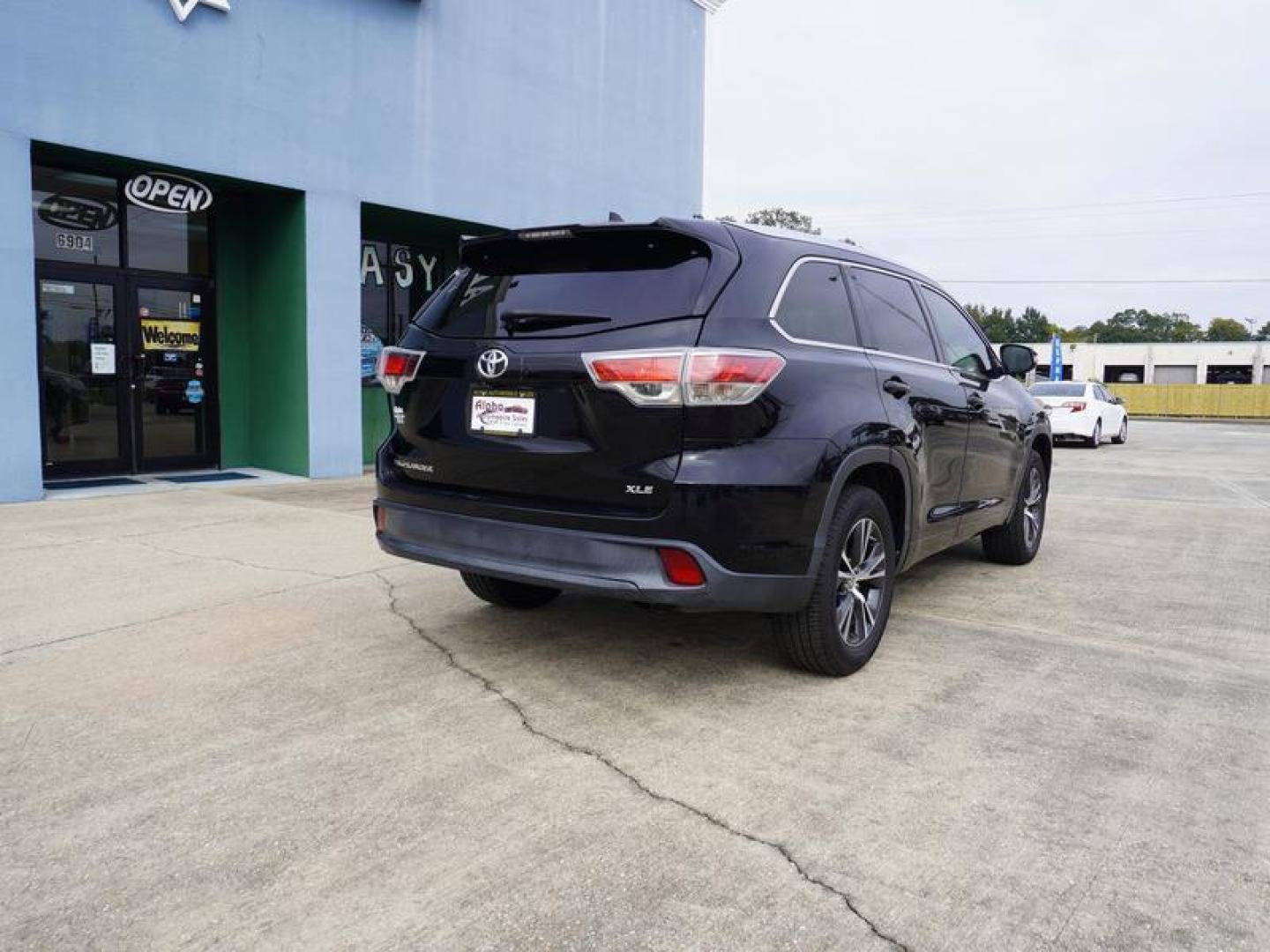 2016 Midnight Black Metallic /Black Toyota Highlander FWD 4dr V6 XLE (Natl) (5TDKKRFH0GS) , Automatic transmission, located at 6904 Johnston St., Lafayette, LA, 70503, (337) 988-1960, 30.143589, -92.100601 - Photo#12