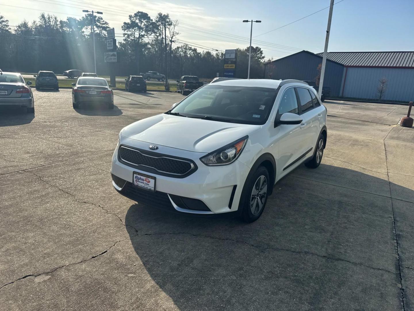 2019 White /Charcoal Kia Niro LX FWD (KNDCB3LC2K5) , Automatic transmission, located at 6904 Johnston St., Lafayette, LA, 70503, (337) 988-1960, 30.143589, -92.100601 - Photo#3