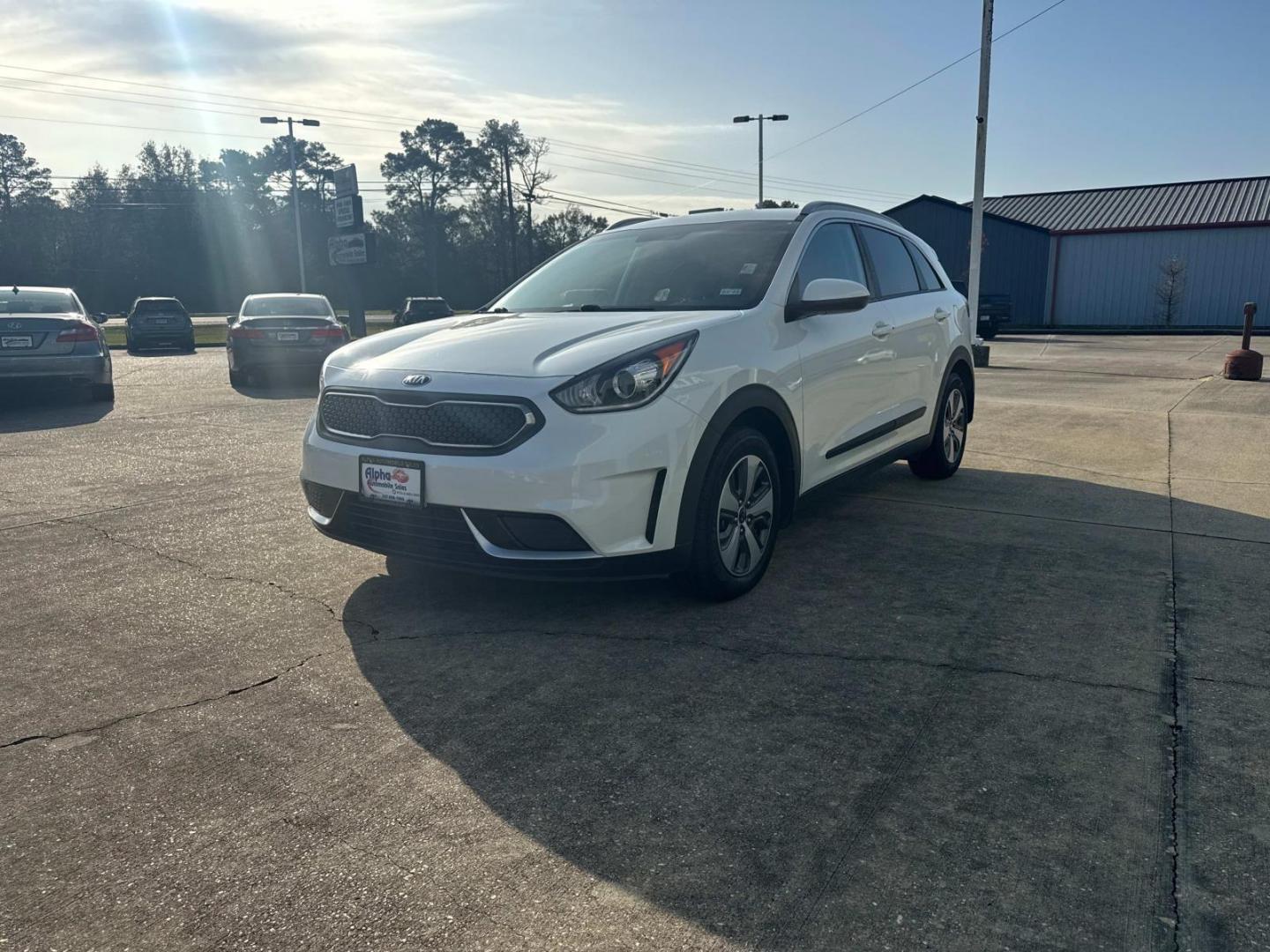 2019 White /Charcoal Kia Niro LX FWD (KNDCB3LC2K5) , Automatic transmission, located at 6904 Johnston St., Lafayette, LA, 70503, (337) 988-1960, 30.143589, -92.100601 - Photo#4