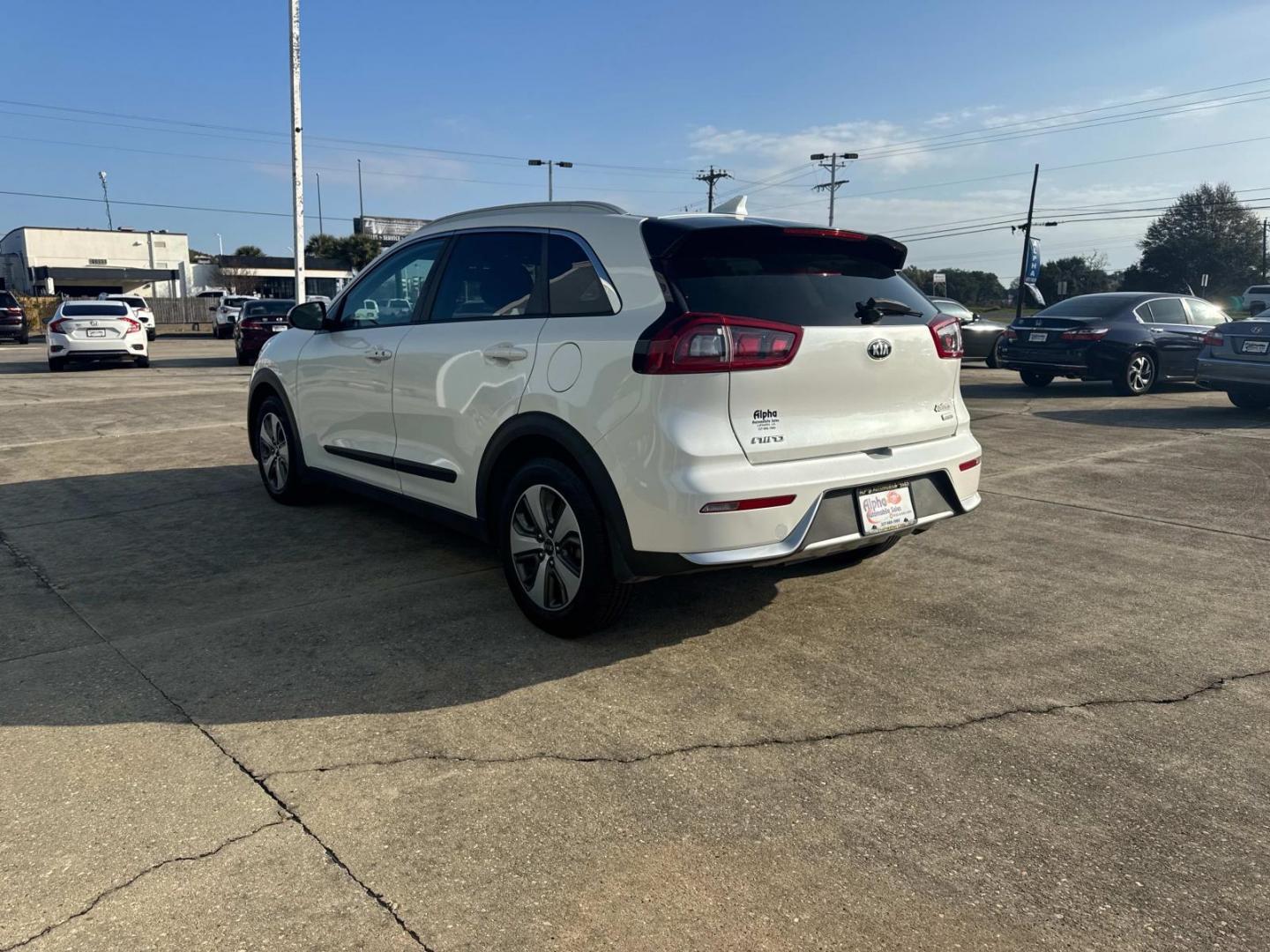 2019 White /Charcoal Kia Niro LX FWD (KNDCB3LC2K5) , Automatic transmission, located at 6904 Johnston St., Lafayette, LA, 70503, (337) 988-1960, 30.143589, -92.100601 - Photo#7