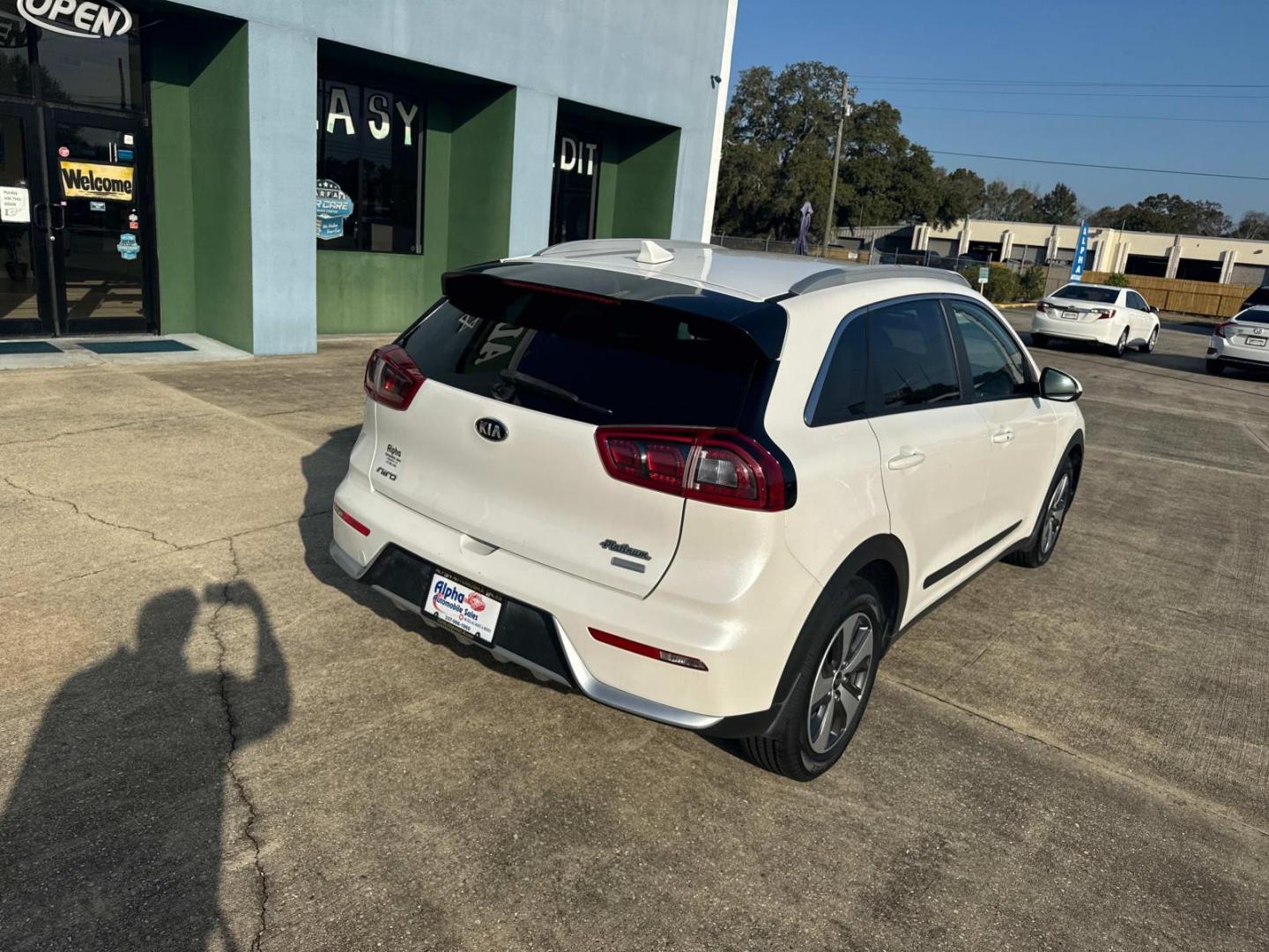 2019 White /Charcoal Kia Niro LX FWD (KNDCB3LC2K5) , Automatic transmission, located at 6904 Johnston St., Lafayette, LA, 70503, (337) 988-1960, 30.143589, -92.100601 - Photo#10