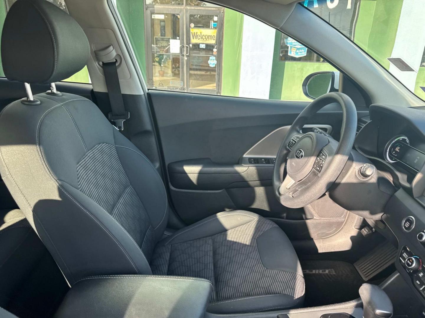 2019 White /Charcoal Kia Niro LX FWD (KNDCB3LC2K5) , Automatic transmission, located at 6904 Johnston St., Lafayette, LA, 70503, (337) 988-1960, 30.143589, -92.100601 - Photo#14