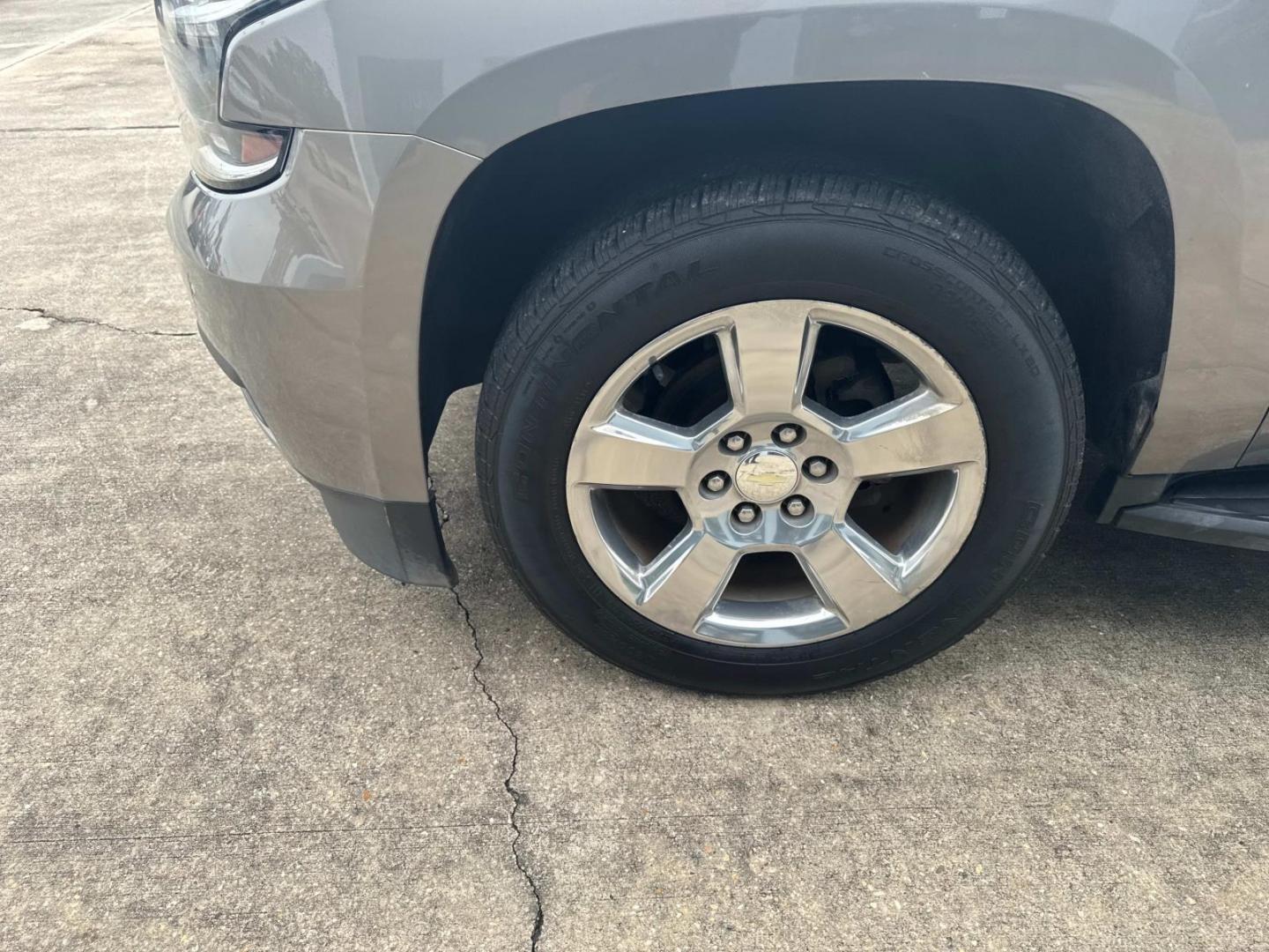 2017 Champagne Silver Metallic /Jet Black Chevrolet Tahoe 2WD 4dr LT (1GNSCBKCXHR) , N/A transmission, located at 6904 Johnston St., Lafayette, LA, 70503, (337) 988-1960, 30.143589, -92.100601 - Photo#6