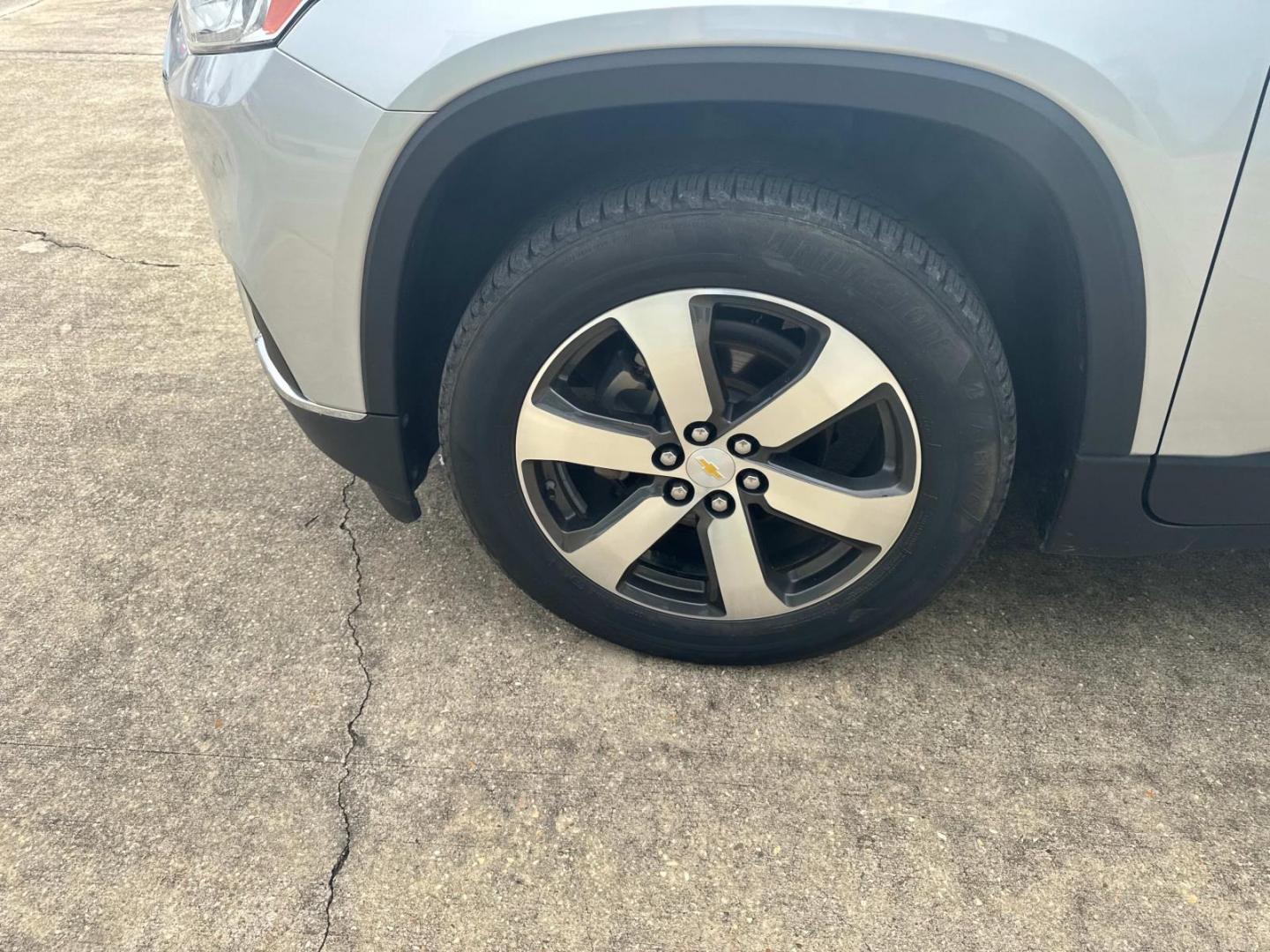 2018 Silver Ice Metallic /Gray Chevrolet Traverse FWD 4dr LT Leather w/3LT (1GNERHKW4JJ) , N/A transmission, located at 6904 Johnston St., Lafayette, LA, 70503, (337) 988-1960, 30.143589, -92.100601 - Photo#6