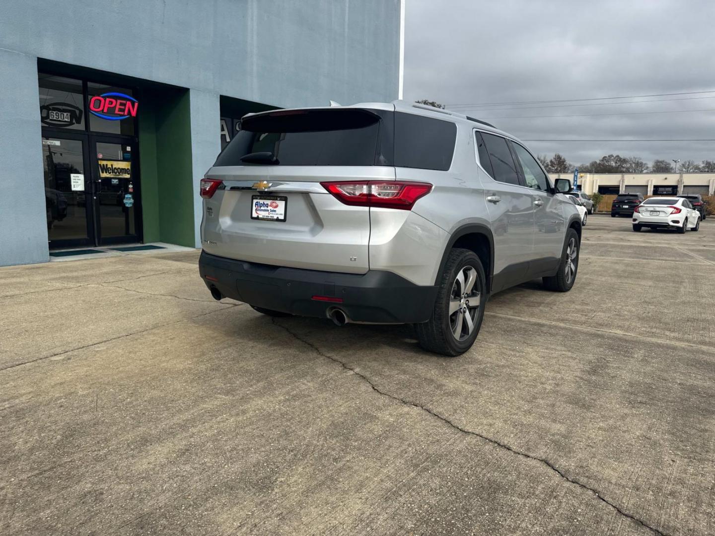 2018 Silver Ice Metallic /Gray Chevrolet Traverse FWD 4dr LT Leather w/3LT (1GNERHKW4JJ) , N/A transmission, located at 6904 Johnston St., Lafayette, LA, 70503, (337) 988-1960, 30.143589, -92.100601 - Photo#12