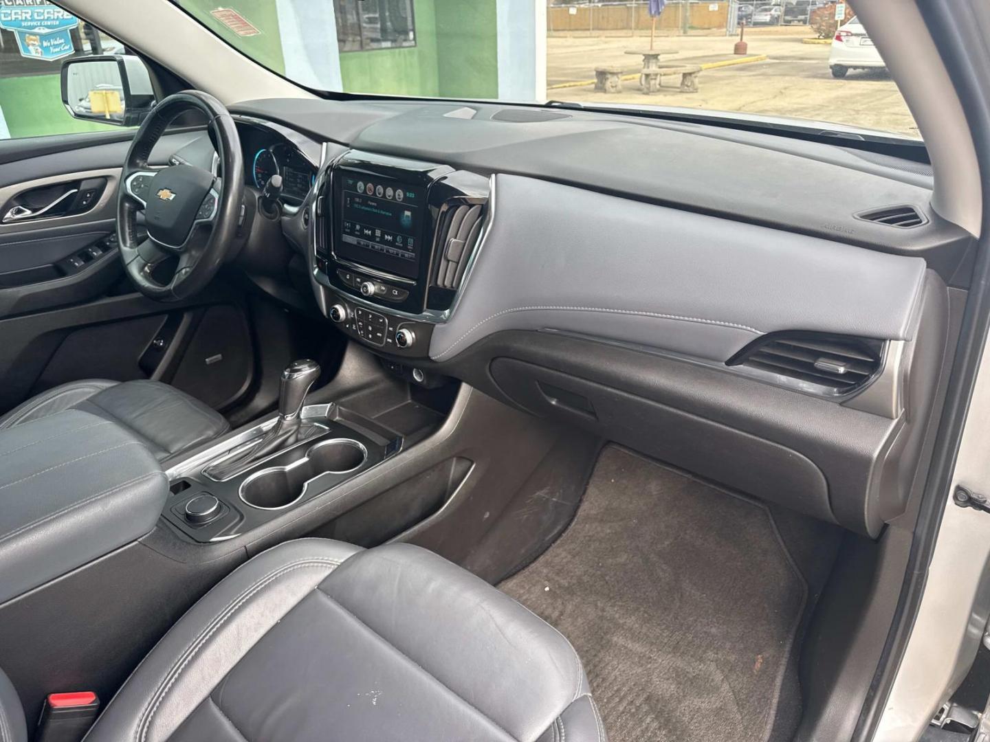 2018 Silver Ice Metallic /Gray Chevrolet Traverse FWD 4dr LT Leather w/3LT (1GNERHKW4JJ) , N/A transmission, located at 6904 Johnston St., Lafayette, LA, 70503, (337) 988-1960, 30.143589, -92.100601 - Photo#17