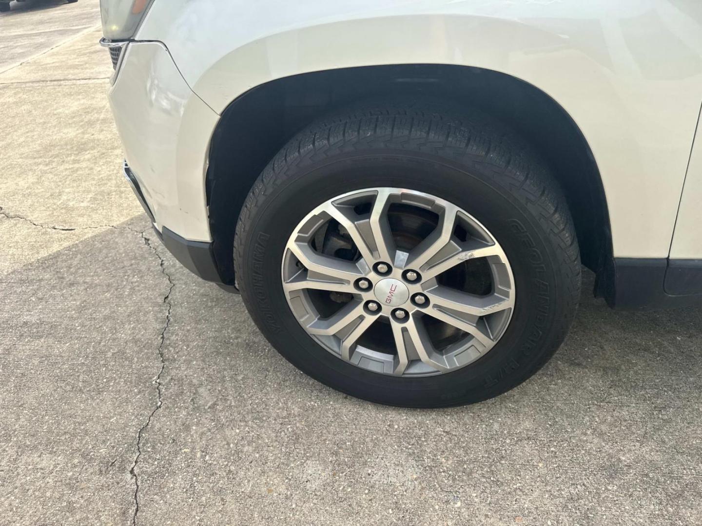 2014 White Diamond Tricoat /Dark Cashmere GMC Acadia FWD 4dr SLT1 (1GKKRRKD5EJ) , N/A transmission, located at 6904 Johnston St., Lafayette, LA, 70503, (337) 988-1960, 30.143589, -92.100601 - Photo#6