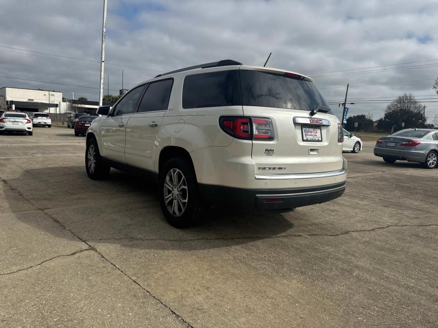 2014 White Diamond Tricoat /Dark Cashmere GMC Acadia FWD 4dr SLT1 (1GKKRRKD5EJ) , N/A transmission, located at 6904 Johnston St., Lafayette, LA, 70503, (337) 988-1960, 30.143589, -92.100601 - Photo#8