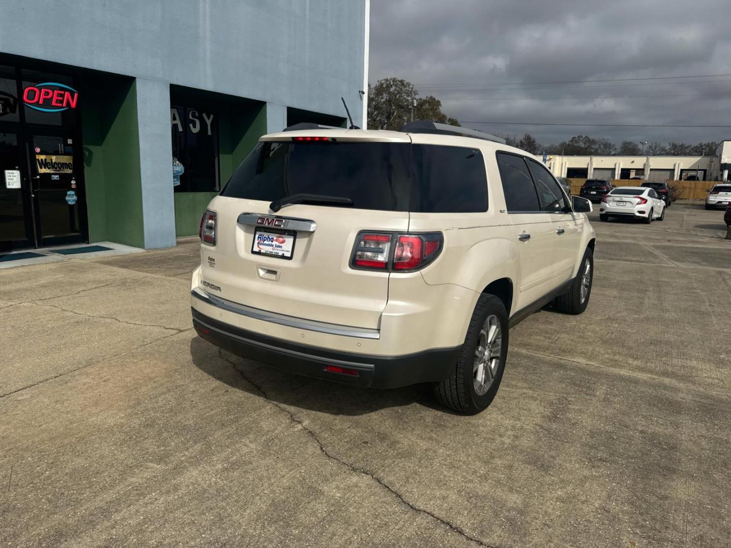 2014 White Diamond Tricoat /Dark Cashmere GMC Acadia FWD 4dr SLT1 (1GKKRRKD5EJ) , N/A transmission, located at 6904 Johnston St., Lafayette, LA, 70503, (337) 988-1960, 30.143589, -92.100601 - Photo#11