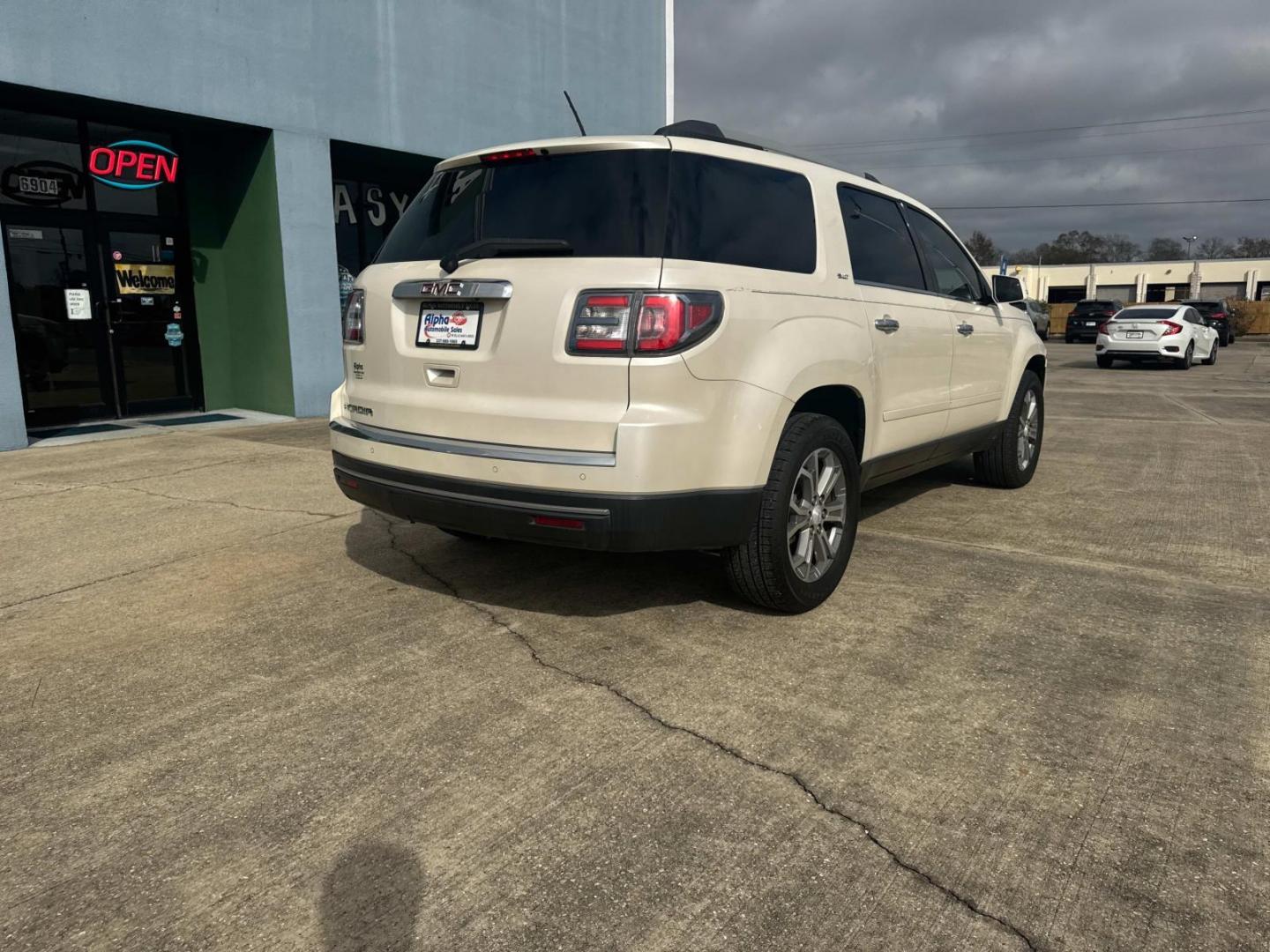 2014 White Diamond Tricoat /Dark Cashmere GMC Acadia FWD 4dr SLT1 (1GKKRRKD5EJ) , N/A transmission, located at 6904 Johnston St., Lafayette, LA, 70503, (337) 988-1960, 30.143589, -92.100601 - Photo#12