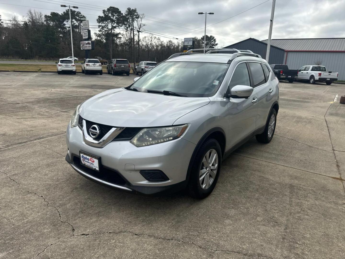 2015 Brilliant Silver /Black Nissan Rogue AWD 4dr SV (5N1AT2MK5FC) , Automatic transmission, located at 6904 Johnston St., Lafayette, LA, 70503, (337) 988-1960, 30.143589, -92.100601 - Photo#4