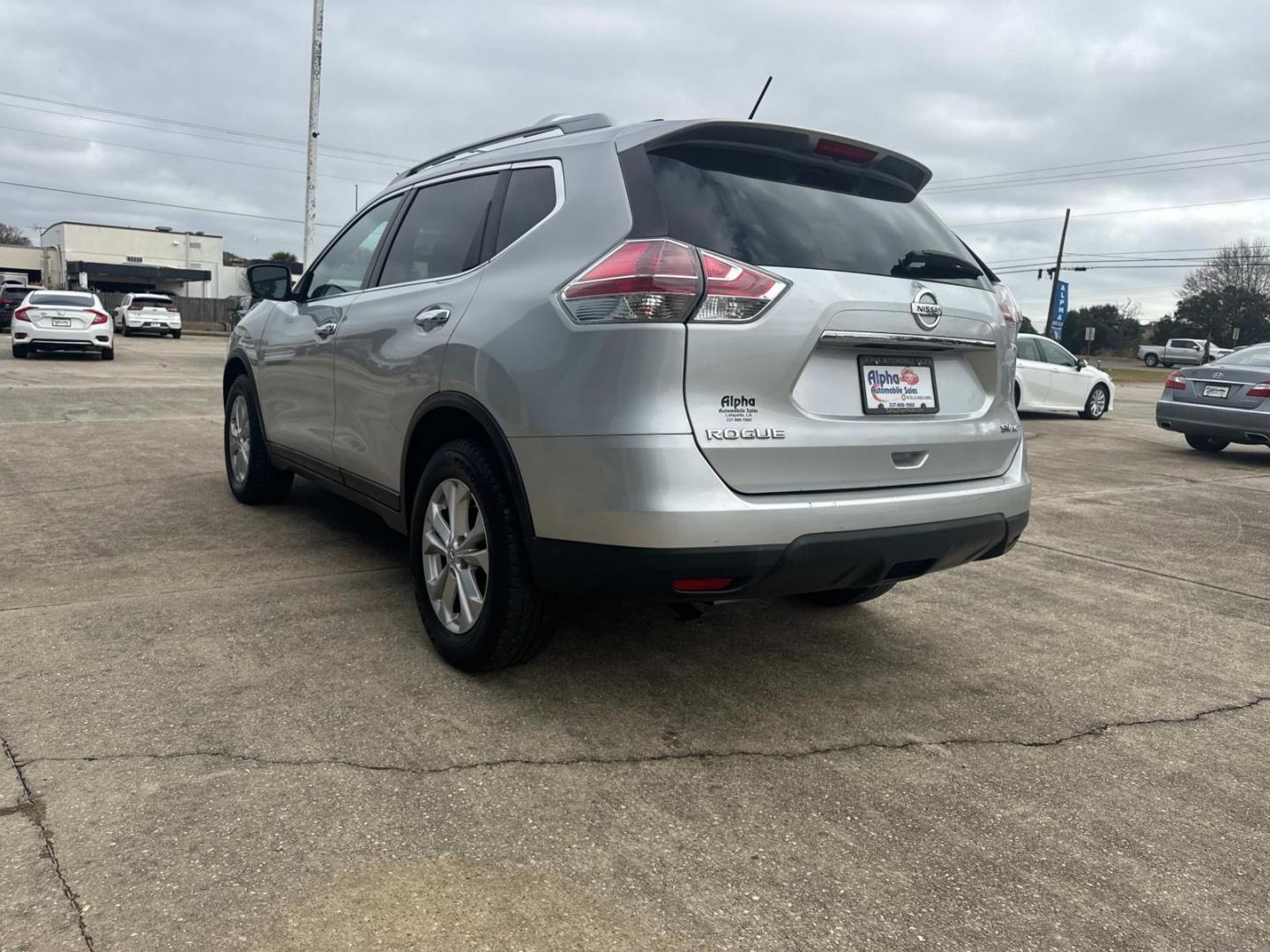 2015 Brilliant Silver /Black Nissan Rogue AWD 4dr SV (5N1AT2MK5FC) , Automatic transmission, located at 6904 Johnston St., Lafayette, LA, 70503, (337) 988-1960, 30.143589, -92.100601 - Photo#8