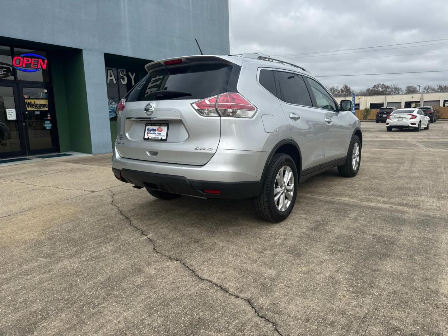 2015 Brilliant Silver /Black Nissan Rogue AWD 4dr SV (5N1AT2MK5FC) , Automatic transmission, located at 6904 Johnston St., Lafayette, LA, 70503, (337) 988-1960, 30.143589, -92.100601 - Photo#12