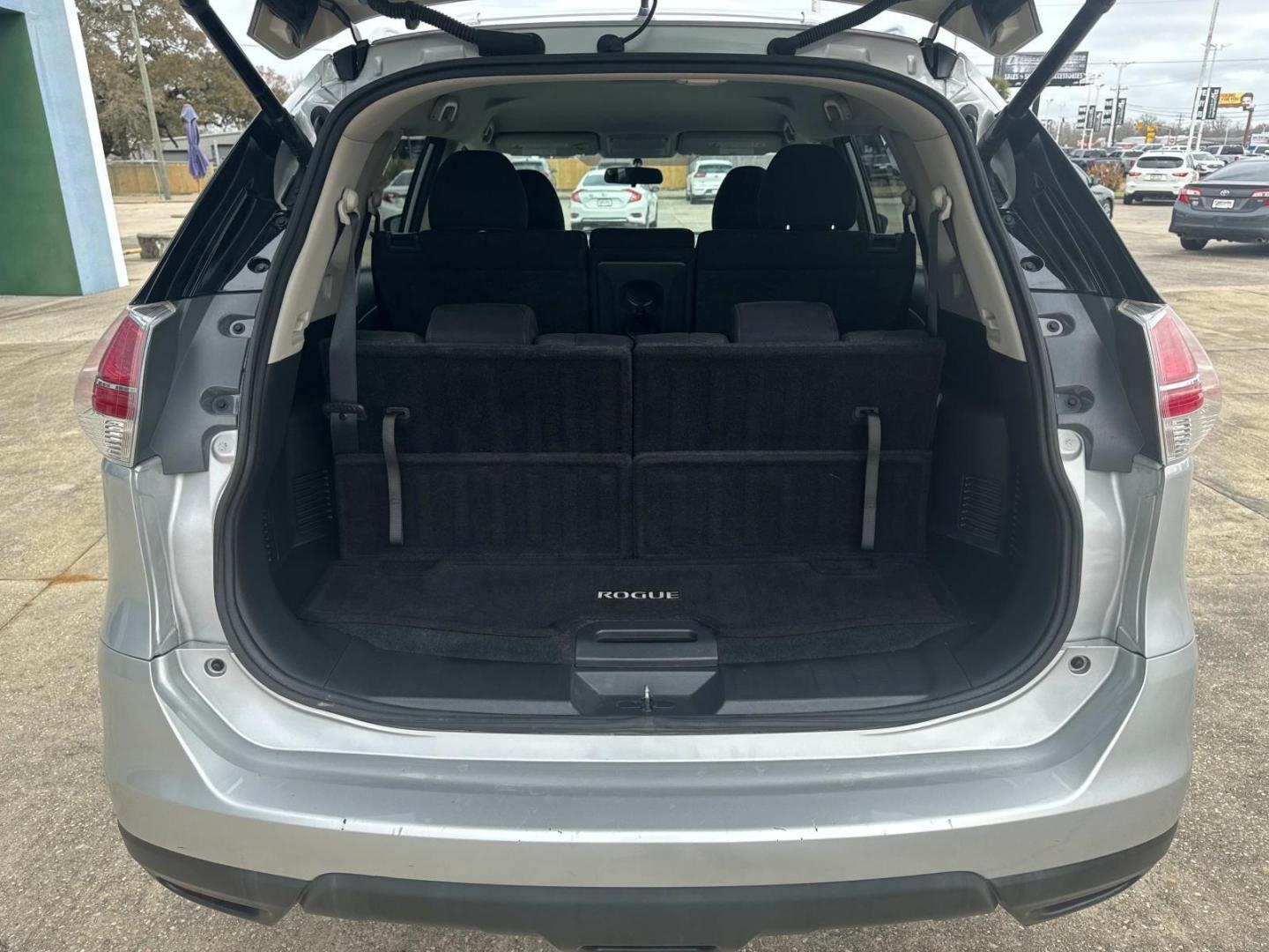 2015 Brilliant Silver /Black Nissan Rogue AWD 4dr SV (5N1AT2MK5FC) , Automatic transmission, located at 6904 Johnston St., Lafayette, LA, 70503, (337) 988-1960, 30.143589, -92.100601 - Photo#13