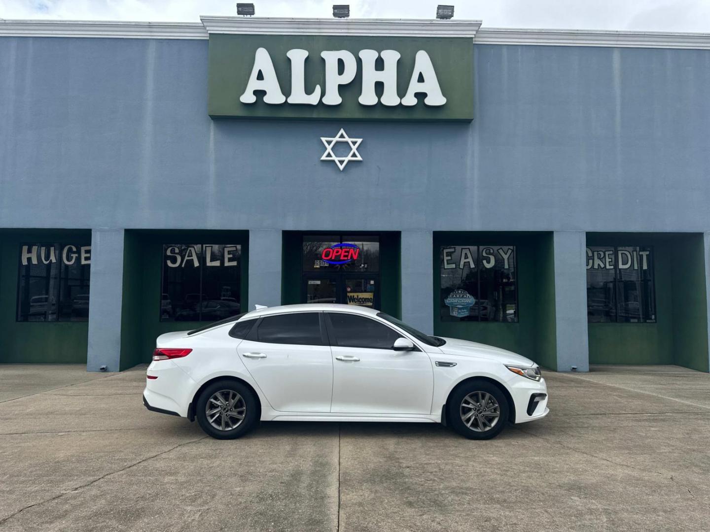 2019 White /Black Kia Optima LX Auto (5XXGT4L3XKG) , Automatic transmission, located at 6904 Johnston St., Lafayette, LA, 70503, (337) 988-1960, 30.143589, -92.100601 - Photo#0