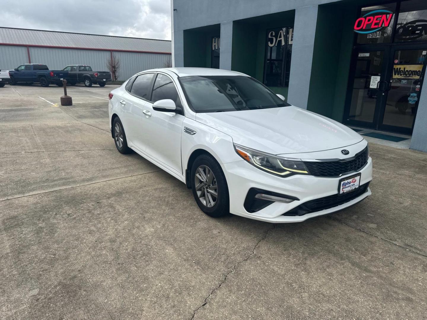 2019 White /Black Kia Optima LX Auto (5XXGT4L3XKG) , Automatic transmission, located at 6904 Johnston St., Lafayette, LA, 70503, (337) 988-1960, 30.143589, -92.100601 - Photo#1