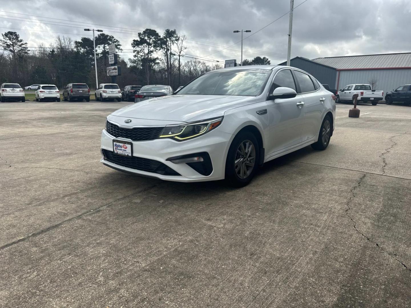 2019 White /Black Kia Optima LX Auto (5XXGT4L3XKG) , Automatic transmission, located at 6904 Johnston St., Lafayette, LA, 70503, (337) 988-1960, 30.143589, -92.100601 - Photo#6