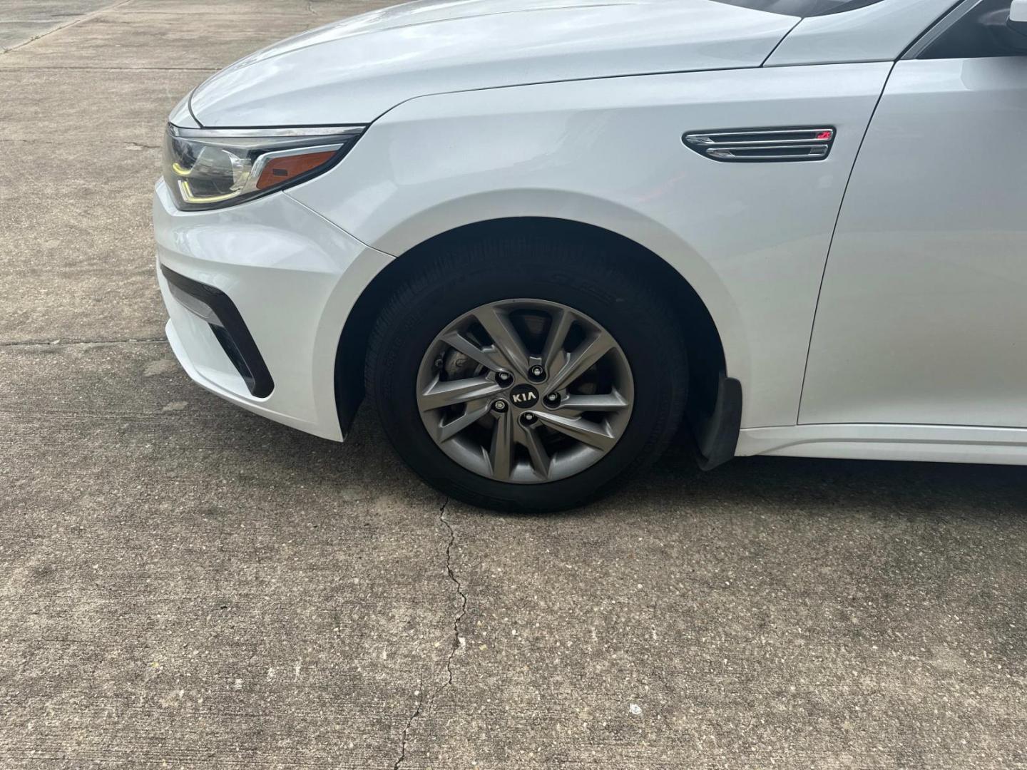 2019 White /Black Kia Optima LX Auto (5XXGT4L3XKG) , Automatic transmission, located at 6904 Johnston St., Lafayette, LA, 70503, (337) 988-1960, 30.143589, -92.100601 - Photo#7