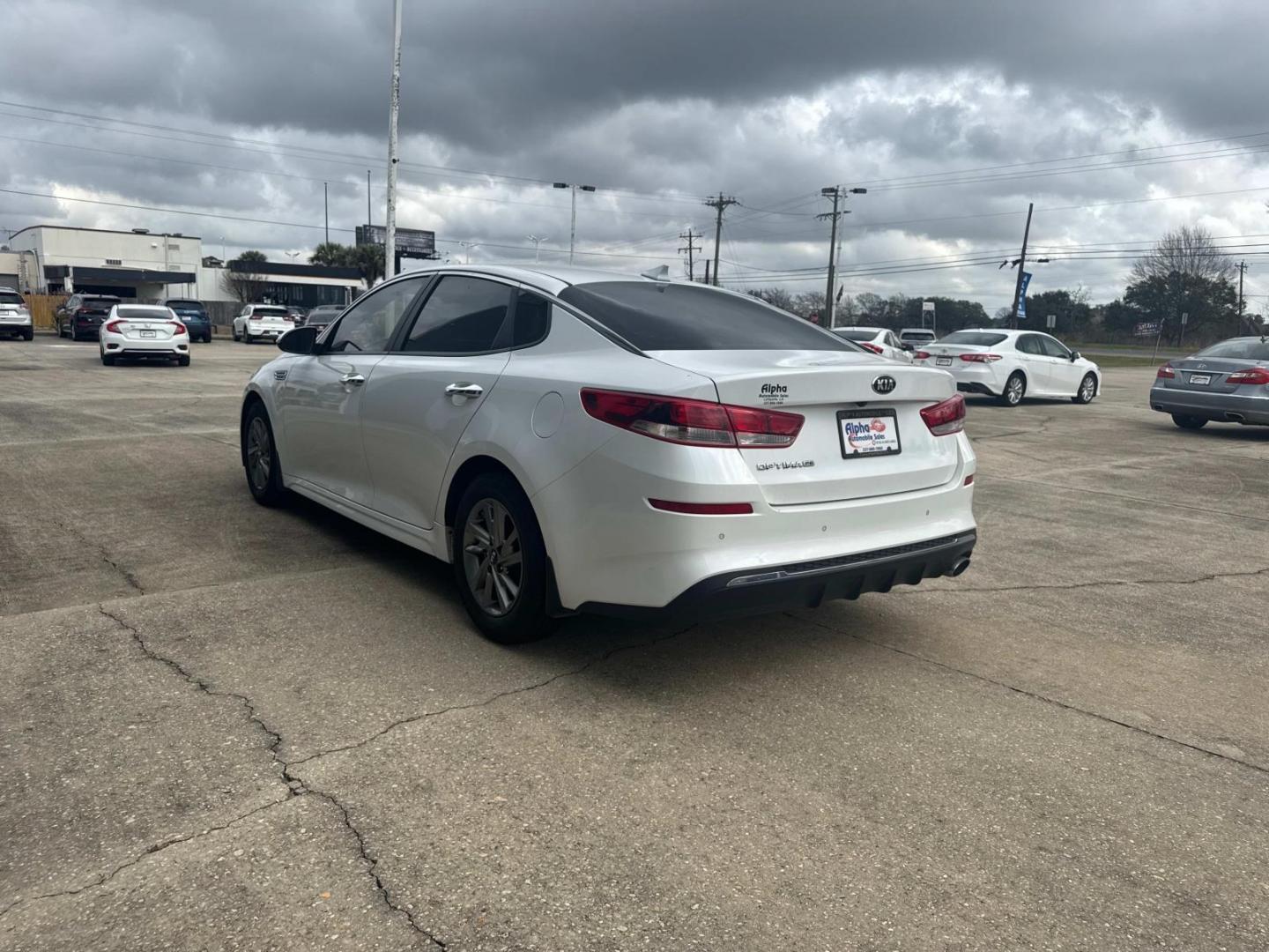 2019 White /Black Kia Optima LX Auto (5XXGT4L3XKG) , Automatic transmission, located at 6904 Johnston St., Lafayette, LA, 70503, (337) 988-1960, 30.143589, -92.100601 - Photo#9