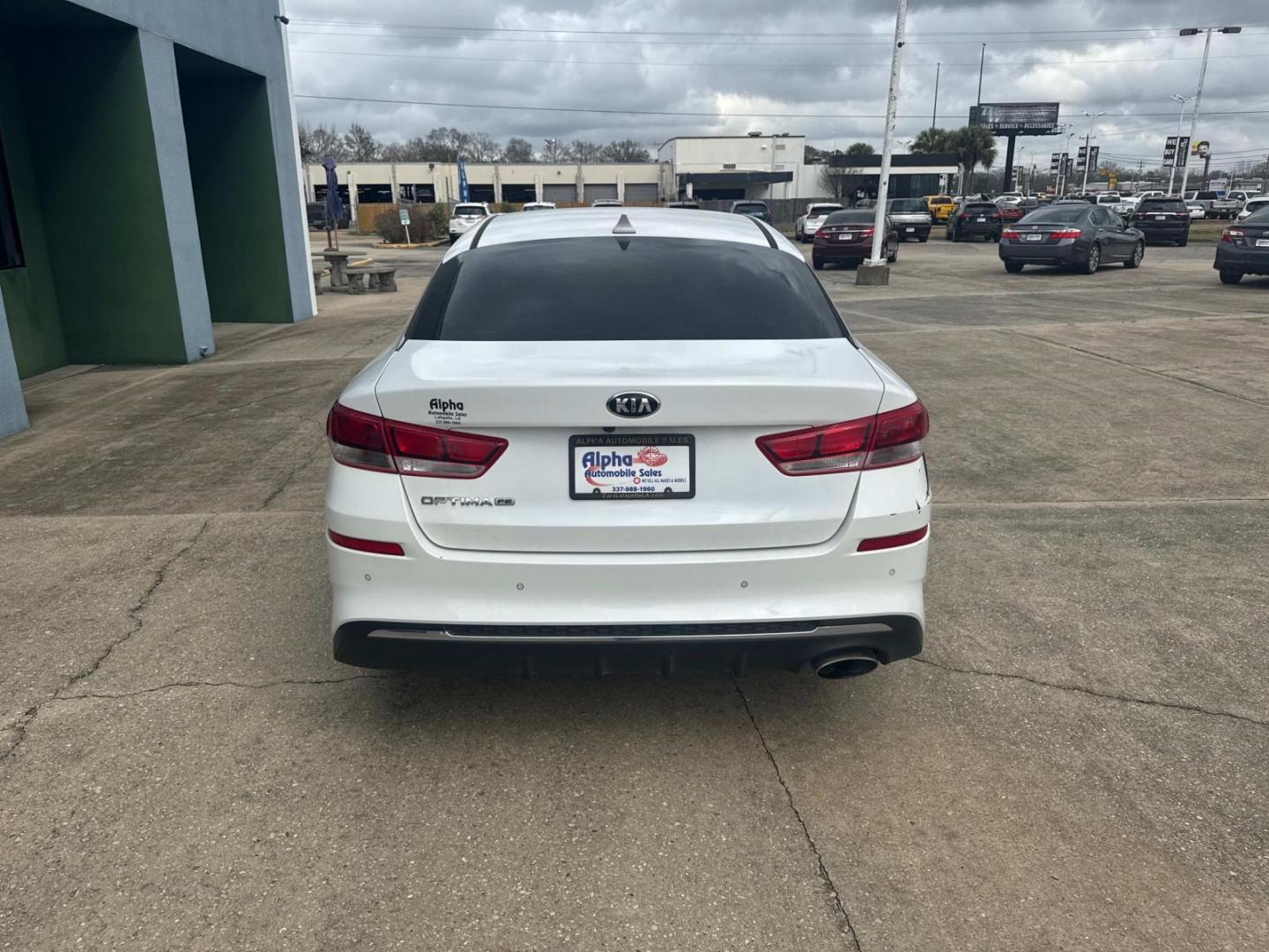 2019 White /Black Kia Optima LX Auto (5XXGT4L3XKG) , Automatic transmission, located at 6904 Johnston St., Lafayette, LA, 70503, (337) 988-1960, 30.143589, -92.100601 - Photo#10