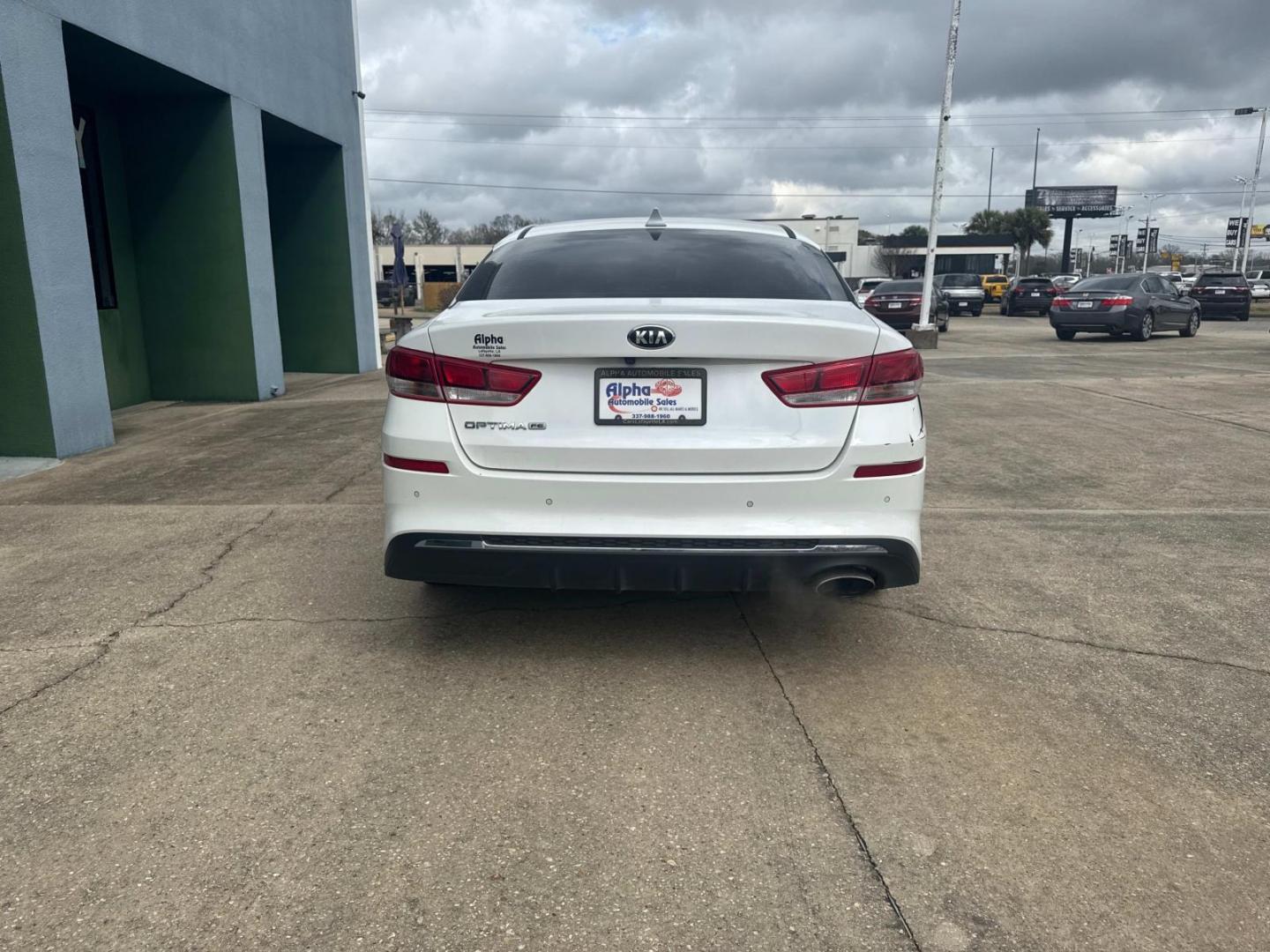 2019 White /Black Kia Optima LX Auto (5XXGT4L3XKG) , Automatic transmission, located at 6904 Johnston St., Lafayette, LA, 70503, (337) 988-1960, 30.143589, -92.100601 - Photo#11