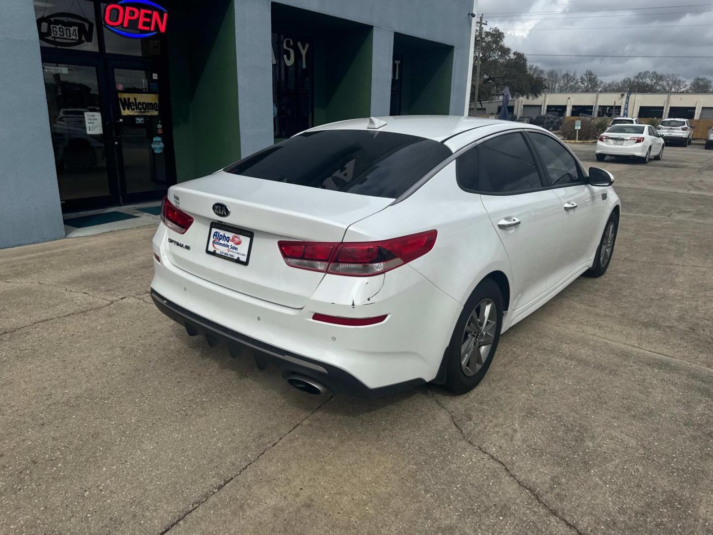 2019 White /Black Kia Optima LX Auto (5XXGT4L3XKG) , Automatic transmission, located at 6904 Johnston St., Lafayette, LA, 70503, (337) 988-1960, 30.143589, -92.100601 - Photo#12