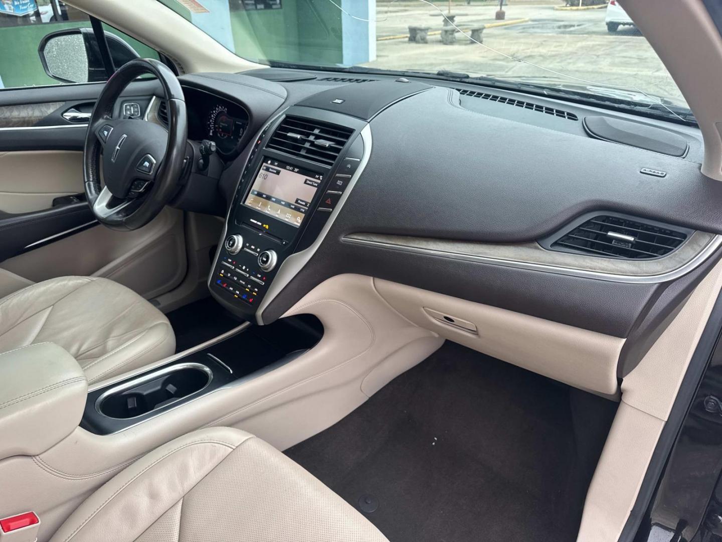 2019 Black /Tan LINCOLN MKC Reserve FWD (5LMCJ3C92KU) , Automatic transmission, located at 6904 Johnston St., Lafayette, LA, 70503, (337) 988-1960, 30.143589, -92.100601 - Photo#17