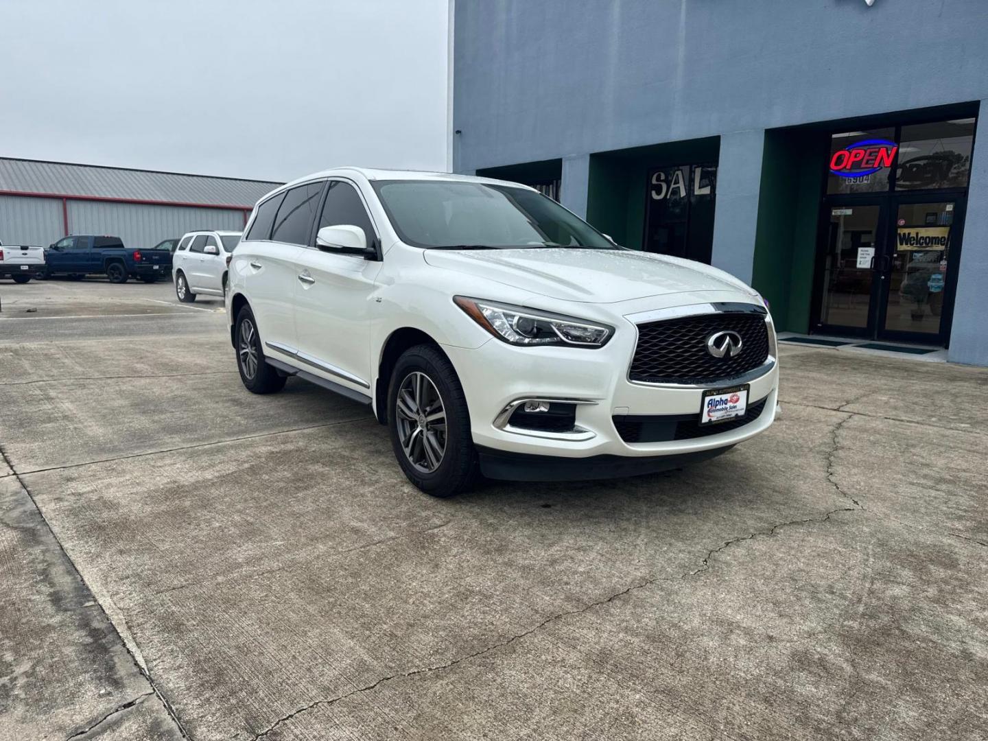 2018 Majestic White /Tan INFINITI QX60 AWD (5N1DL0MM2JC) , Automatic transmission, located at 6904 Johnston St., Lafayette, LA, 70503, (337) 988-1960, 30.143589, -92.100601 - Photo#2