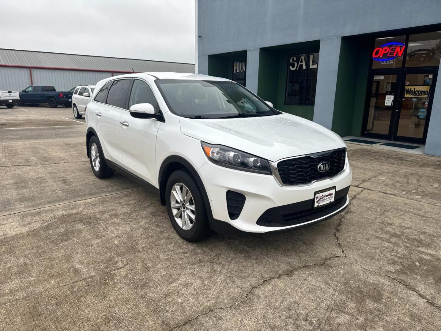 2019 White /Black Kia Sorento LX FWD (5XYPG4A37KG) , Automatic transmission, located at 6904 Johnston St., Lafayette, LA, 70503, (337) 988-1960, 30.143589, -92.100601 - Photo#1