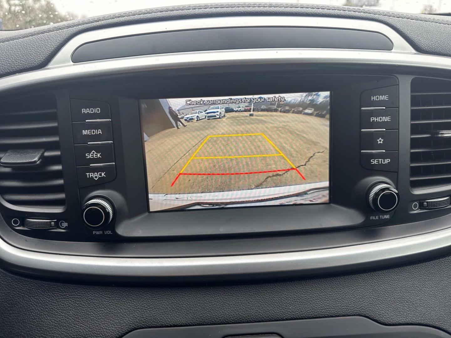 2019 White /Black Kia Sorento LX FWD (5XYPG4A37KG) , Automatic transmission, located at 6904 Johnston St., Lafayette, LA, 70503, (337) 988-1960, 30.143589, -92.100601 - Photo#32