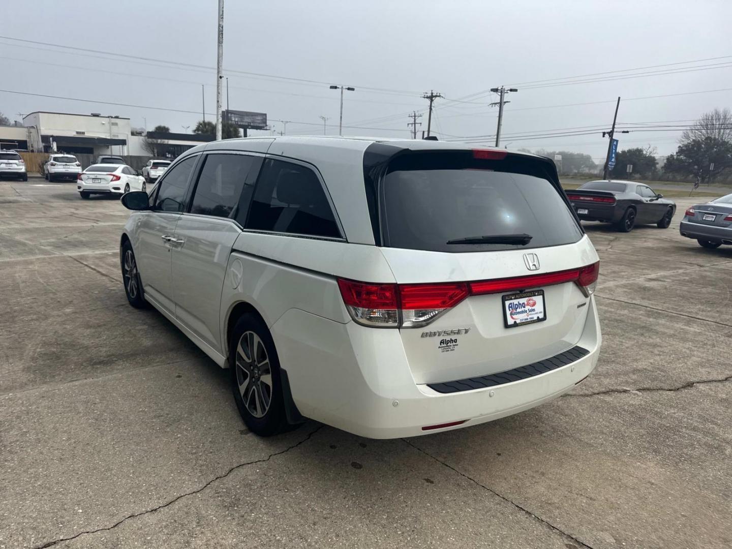 2015 White Diamond Pearl /Beige Honda Odyssey 5dr Touring Elite (5FNRL5H99FB) , Automatic transmission, located at 6904 Johnston St., Lafayette, LA, 70503, (337) 988-1960, 30.143589, -92.100601 - Photo#7