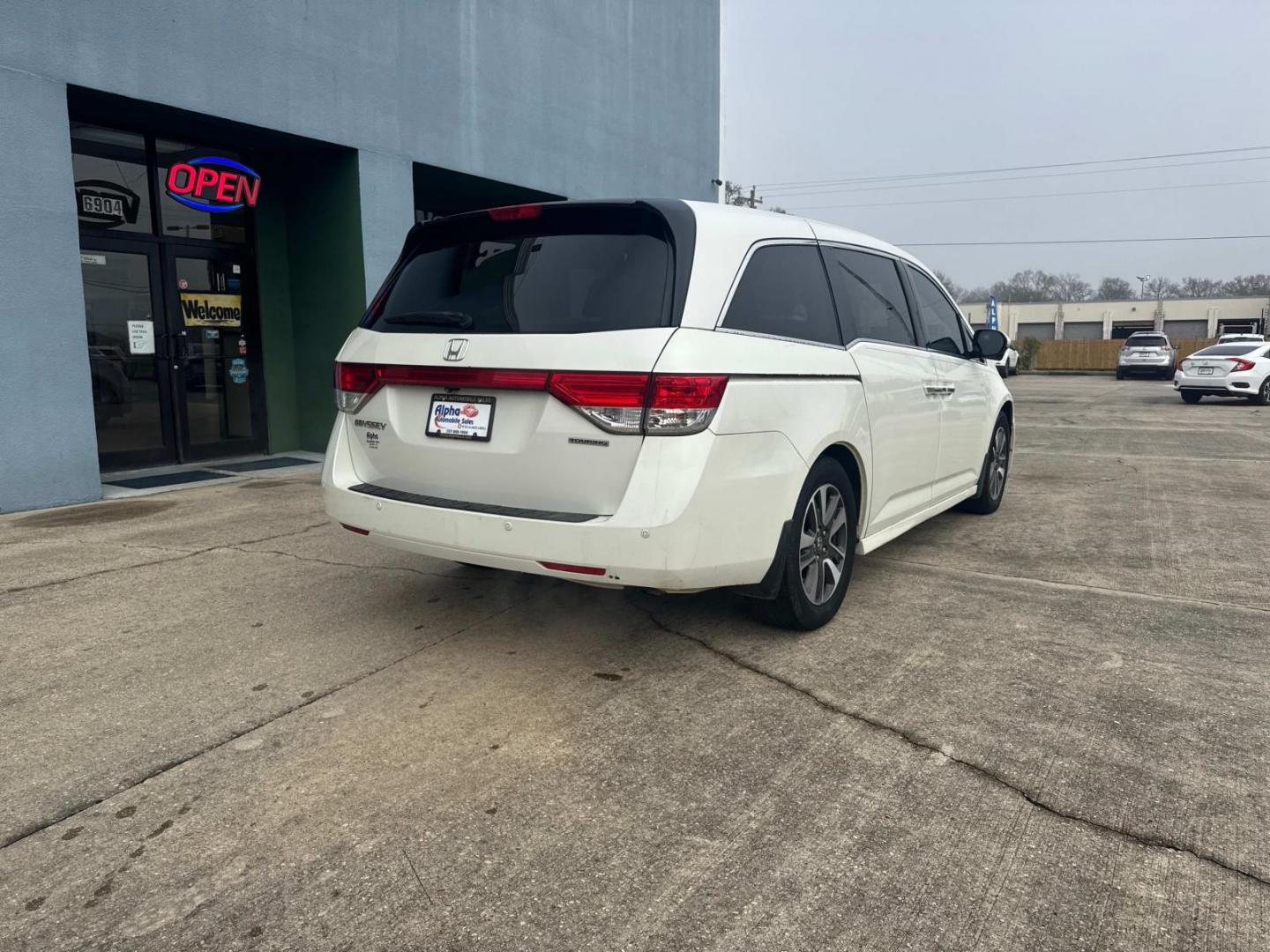 2015 White Diamond Pearl /Beige Honda Odyssey 5dr Touring Elite (5FNRL5H99FB) , Automatic transmission, located at 6904 Johnston St., Lafayette, LA, 70503, (337) 988-1960, 30.143589, -92.100601 - Photo#12