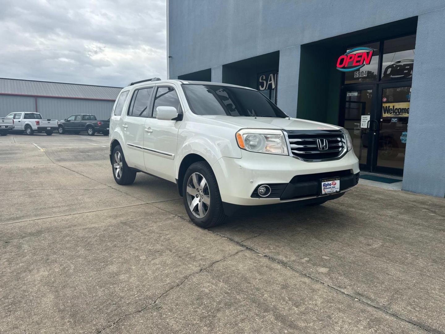 2014 Alabaster Silver Metallic /Gray Honda Pilot 2WD 4dr Touring w/RES and Navi (5FNYF3H99EB) , Automatic transmission, located at 6904 Johnston St., Lafayette, LA, 70503, (337) 988-1960, 30.143589, -92.100601 - Photo#2