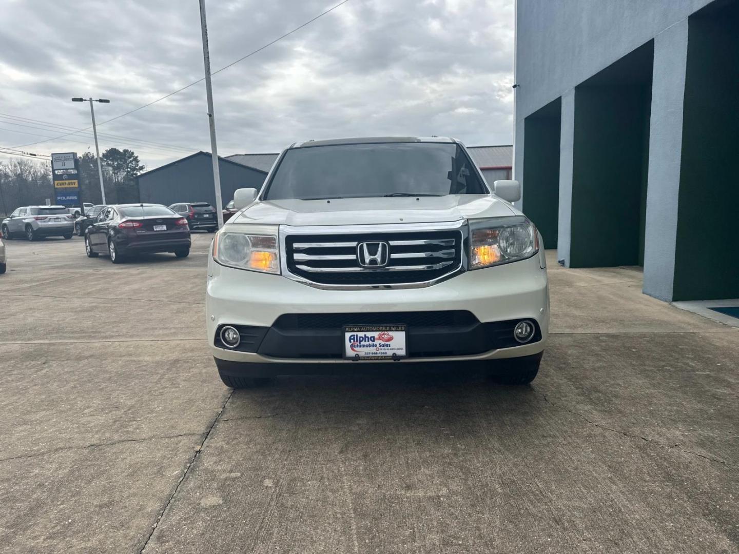 2014 Alabaster Silver Metallic /Gray Honda Pilot 2WD 4dr Touring w/RES and Navi (5FNYF3H99EB) , Automatic transmission, located at 6904 Johnston St., Lafayette, LA, 70503, (337) 988-1960, 30.143589, -92.100601 - Photo#4