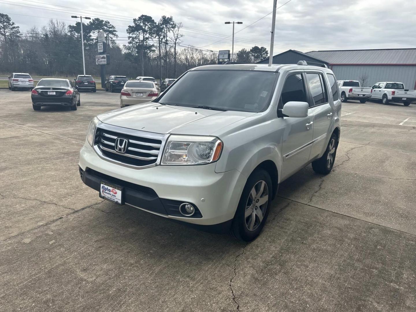 2014 Alabaster Silver Metallic /Gray Honda Pilot 2WD 4dr Touring w/RES and Navi (5FNYF3H99EB) , Automatic transmission, located at 6904 Johnston St., Lafayette, LA, 70503, (337) 988-1960, 30.143589, -92.100601 - Photo#5