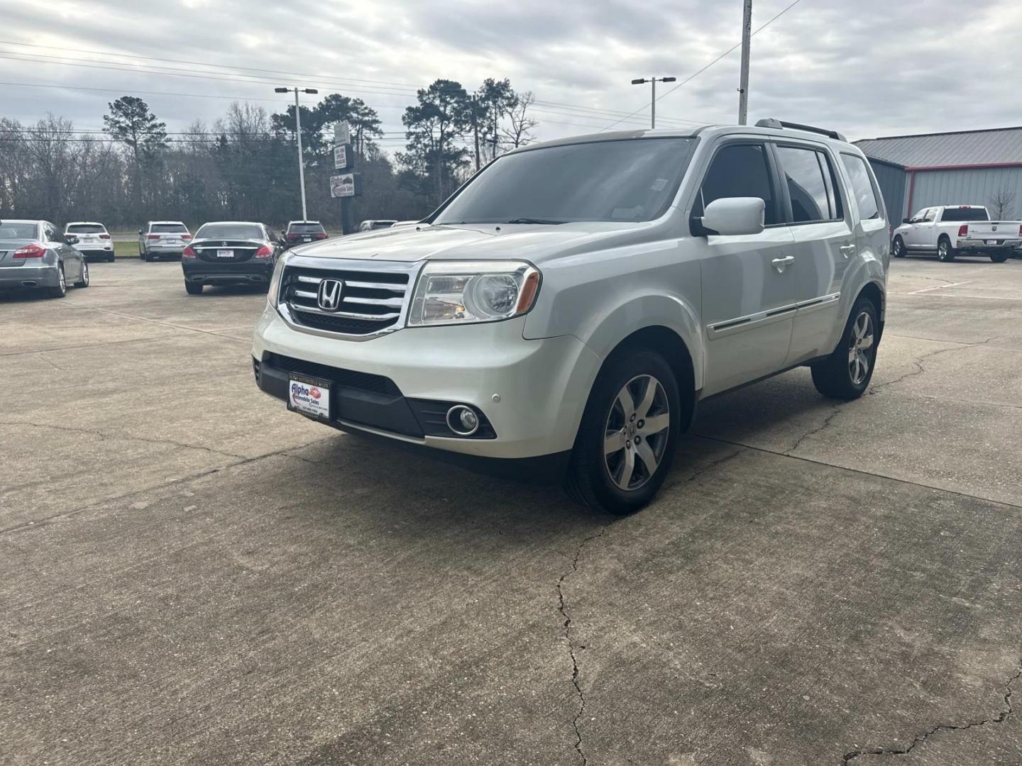 2014 Alabaster Silver Metallic /Gray Honda Pilot 2WD 4dr Touring w/RES and Navi (5FNYF3H99EB) , Automatic transmission, located at 6904 Johnston St., Lafayette, LA, 70503, (337) 988-1960, 30.143589, -92.100601 - Photo#6