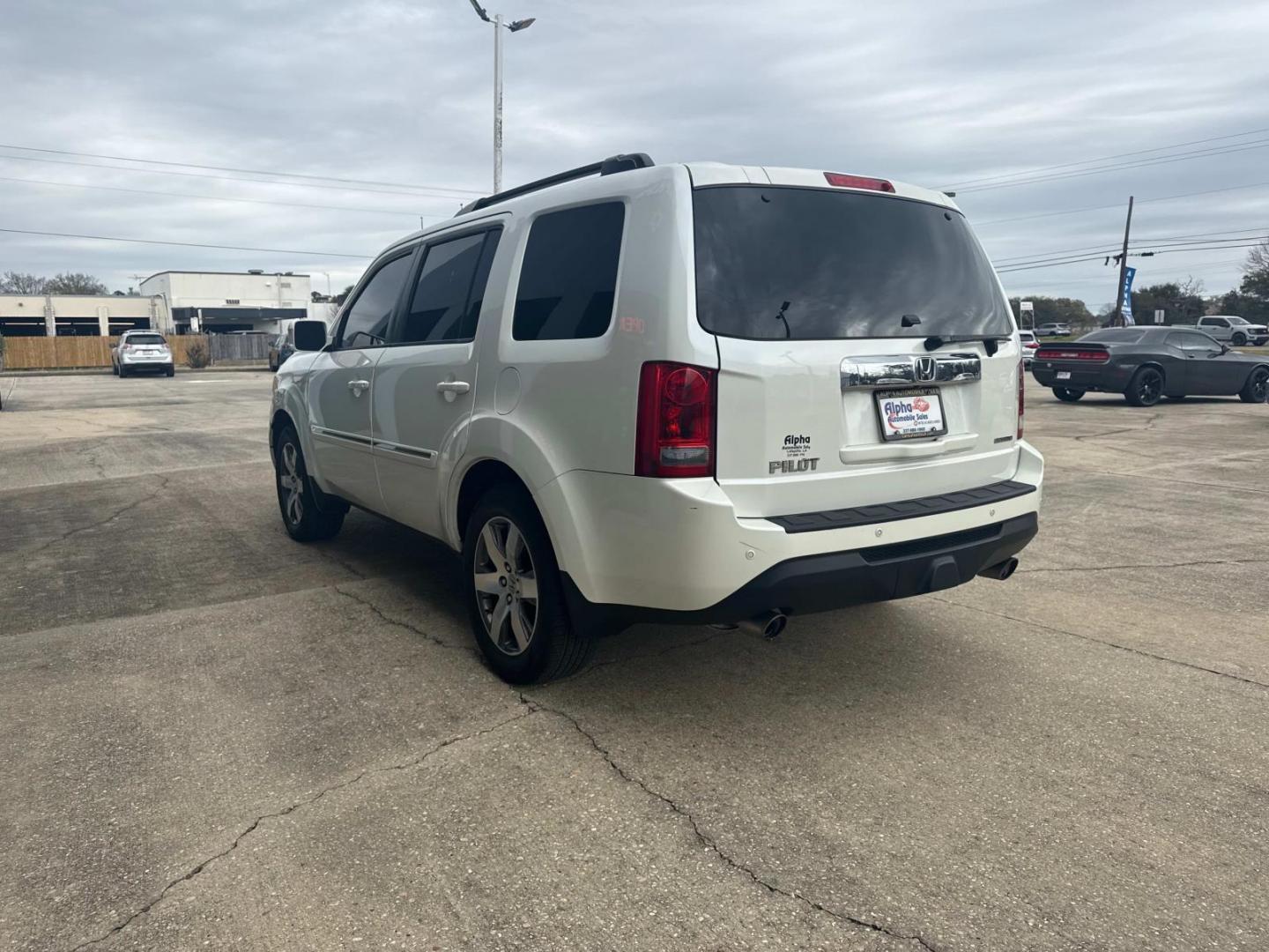 2014 Alabaster Silver Metallic /Gray Honda Pilot 2WD 4dr Touring w/RES and Navi (5FNYF3H99EB) , Automatic transmission, located at 6904 Johnston St., Lafayette, LA, 70503, (337) 988-1960, 30.143589, -92.100601 - Photo#9