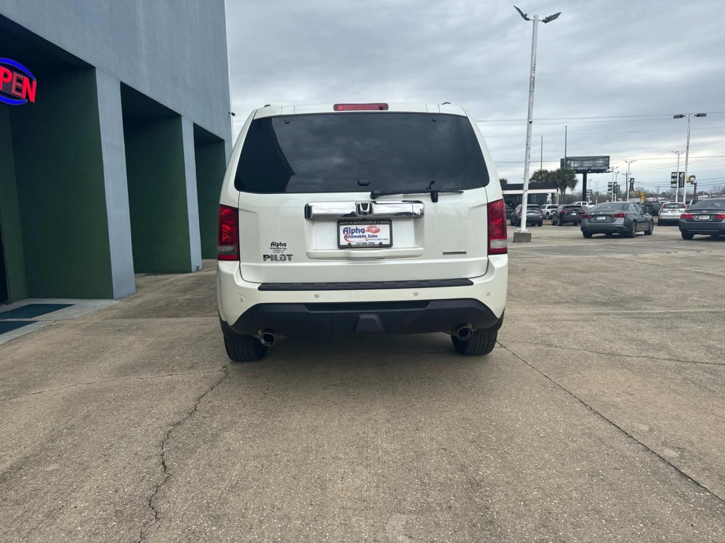 2014 Alabaster Silver Metallic /Gray Honda Pilot 2WD 4dr Touring w/RES and Navi (5FNYF3H99EB) , Automatic transmission, located at 6904 Johnston St., Lafayette, LA, 70503, (337) 988-1960, 30.143589, -92.100601 - Photo#11