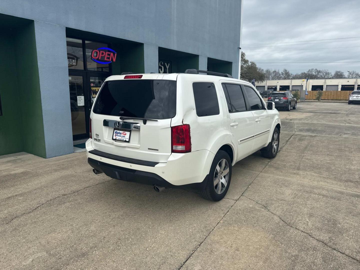 2014 Alabaster Silver Metallic /Gray Honda Pilot 2WD 4dr Touring w/RES and Navi (5FNYF3H99EB) , Automatic transmission, located at 6904 Johnston St., Lafayette, LA, 70503, (337) 988-1960, 30.143589, -92.100601 - Photo#12