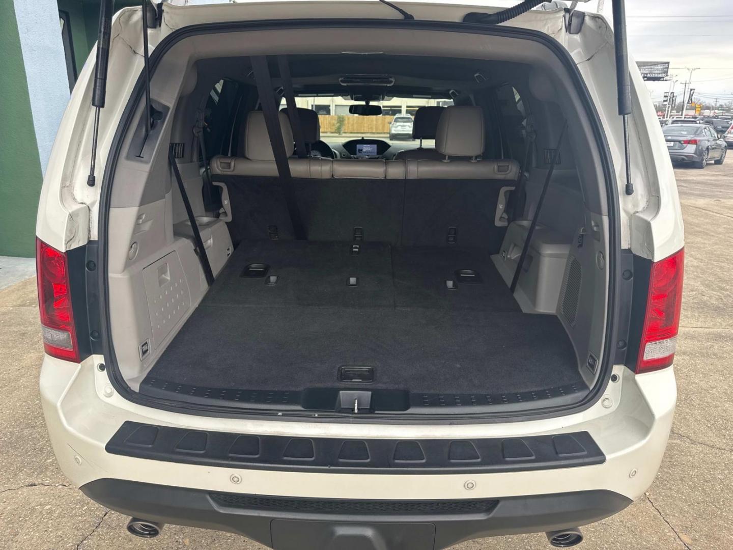 2014 Alabaster Silver Metallic /Gray Honda Pilot 2WD 4dr Touring w/RES and Navi (5FNYF3H99EB) , Automatic transmission, located at 6904 Johnston St., Lafayette, LA, 70503, (337) 988-1960, 30.143589, -92.100601 - Photo#14