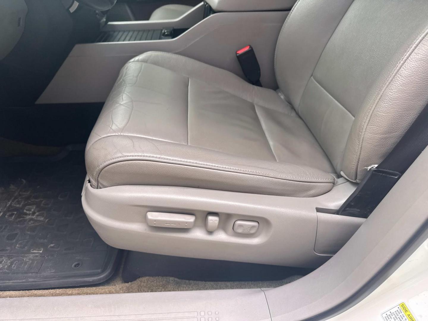 2014 Alabaster Silver Metallic /Gray Honda Pilot 2WD 4dr Touring w/RES and Navi (5FNYF3H99EB) , Automatic transmission, located at 6904 Johnston St., Lafayette, LA, 70503, (337) 988-1960, 30.143589, -92.100601 - Photo#23