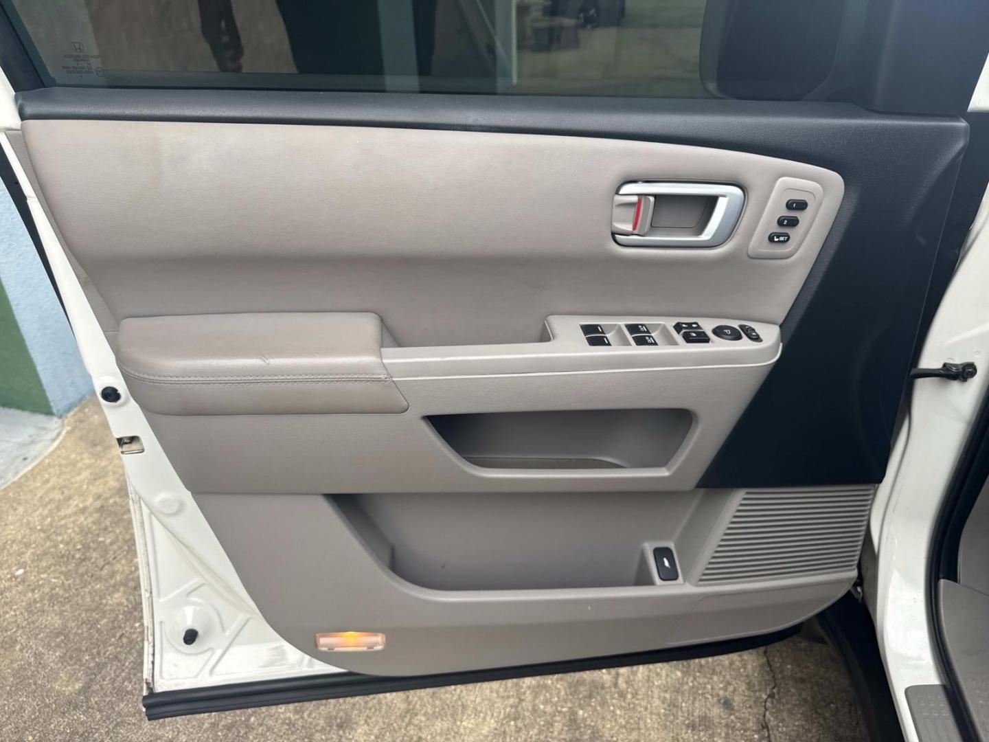 2014 Alabaster Silver Metallic /Gray Honda Pilot 2WD 4dr Touring w/RES and Navi (5FNYF3H99EB) , Automatic transmission, located at 6904 Johnston St., Lafayette, LA, 70503, (337) 988-1960, 30.143589, -92.100601 - Photo#25